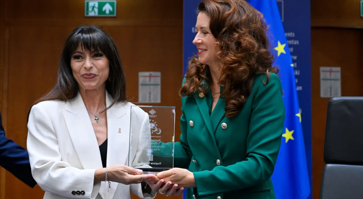 Stefania Proietti and Kata Tüttő with EER Award