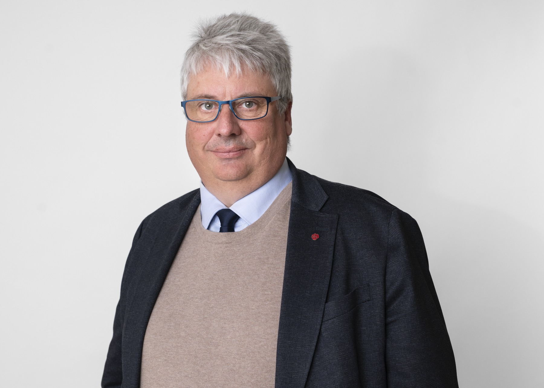 
  Hans
 
  UNANDER
