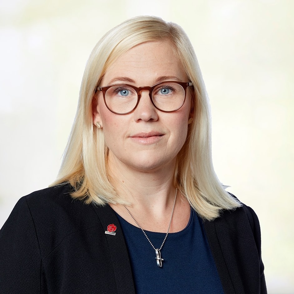 
  Sara
 
  HEELGE VIKMÅNG
