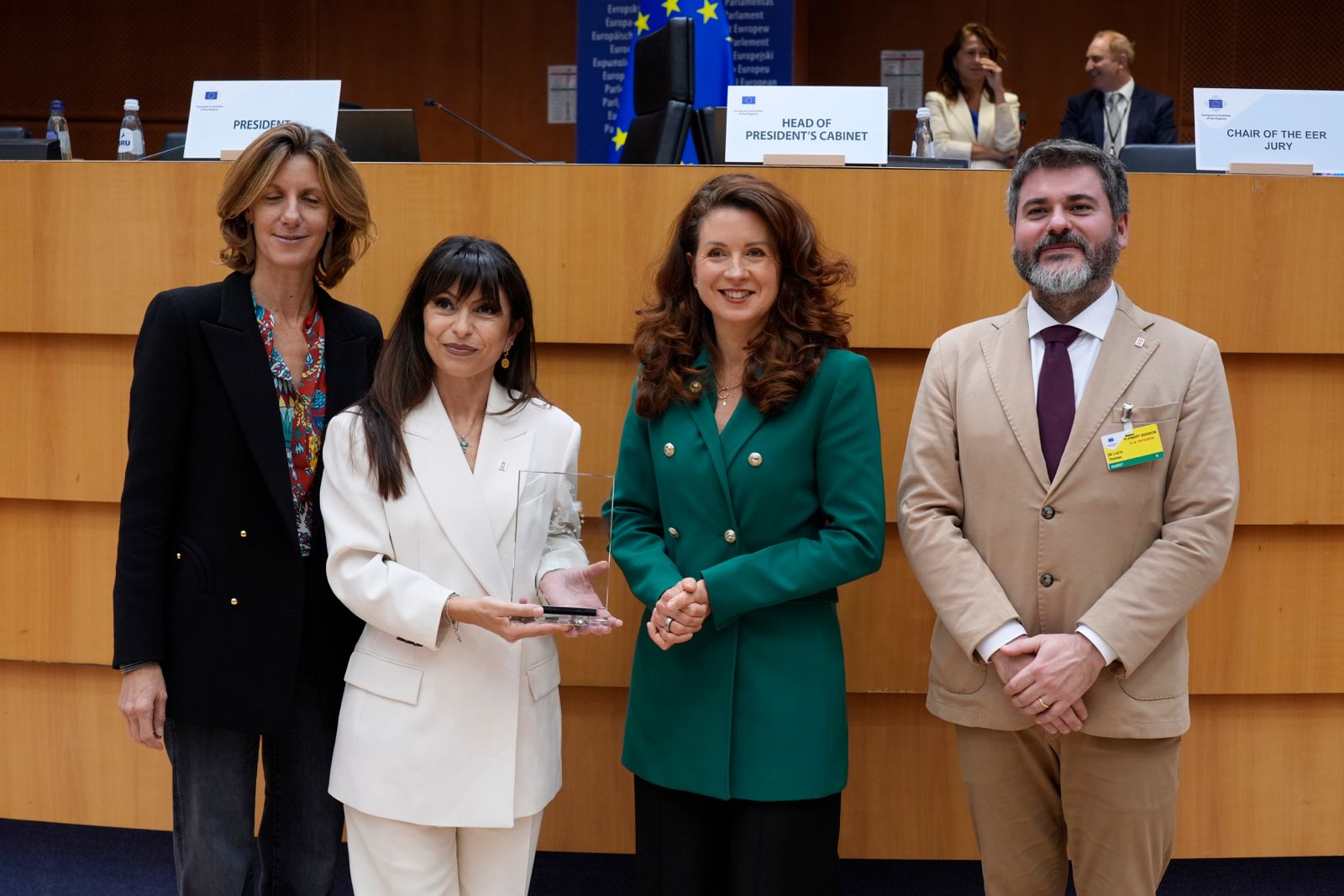 Stefania Proietti accepts the 2027 EER Award.